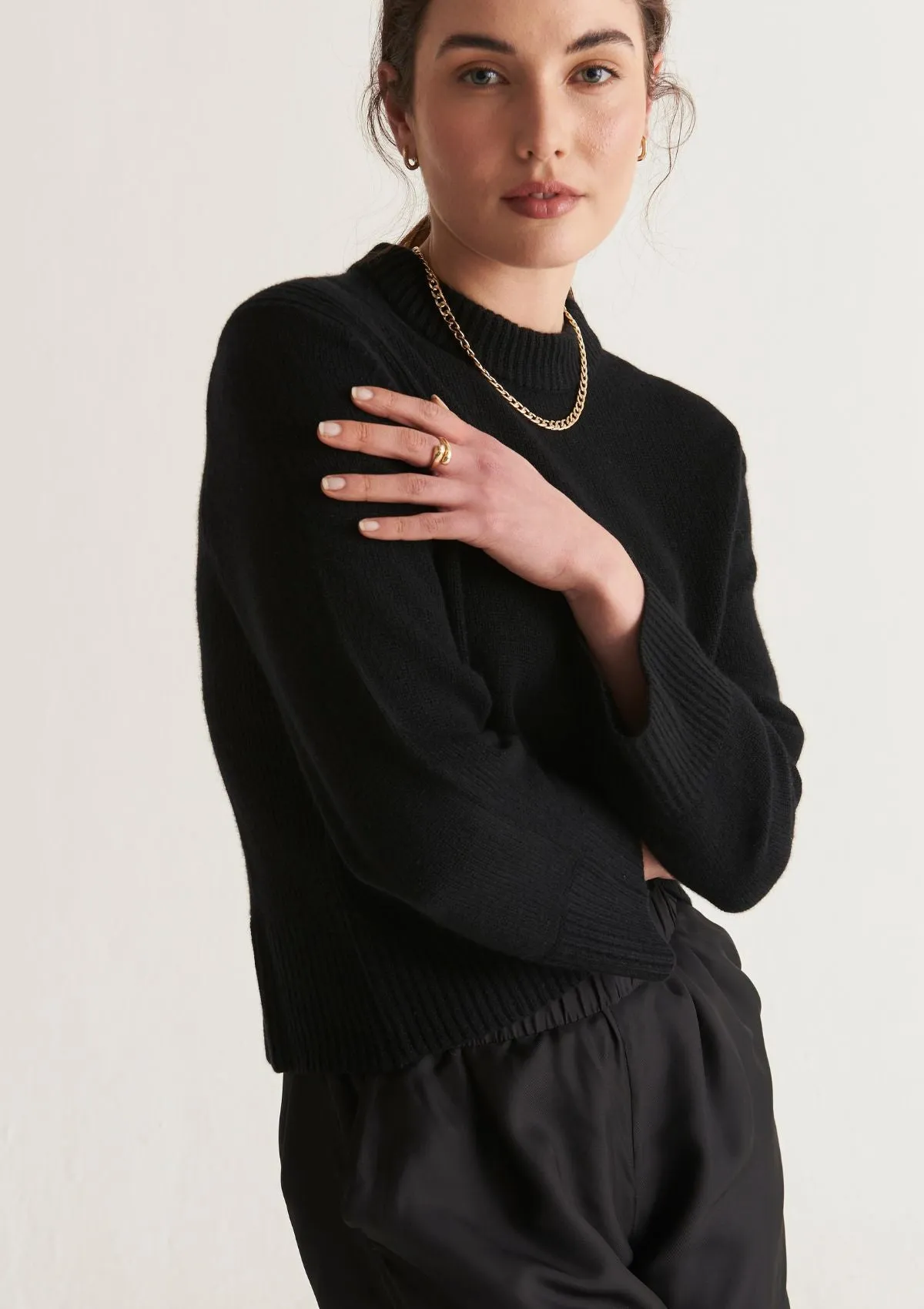 Cropped Cashmere Sweatshirt in Black