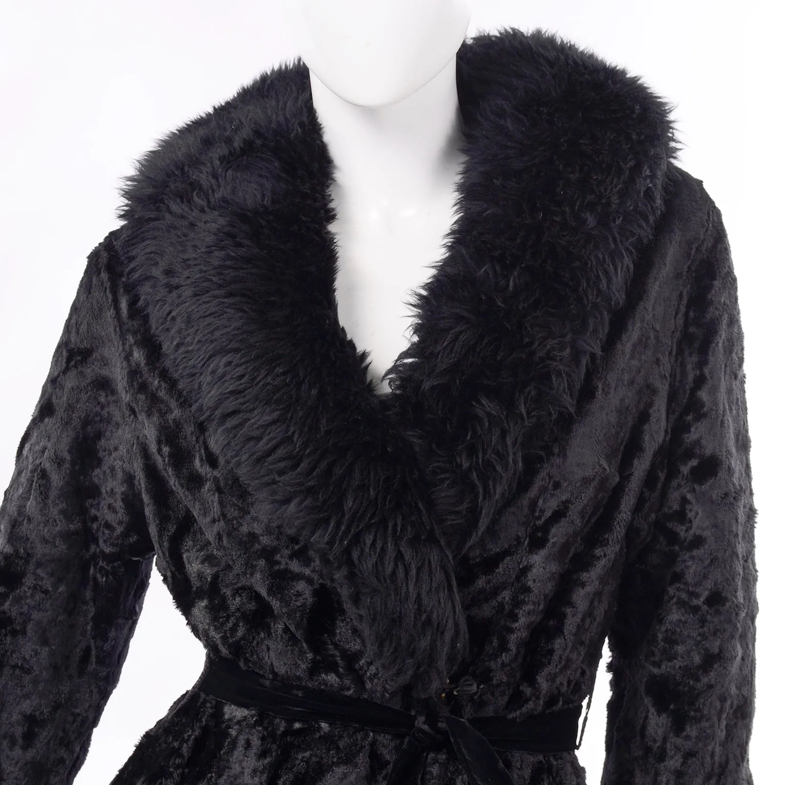 Vintage 1970s Rosewin Black Crushed Velvet Coat w Faux Fur Trim